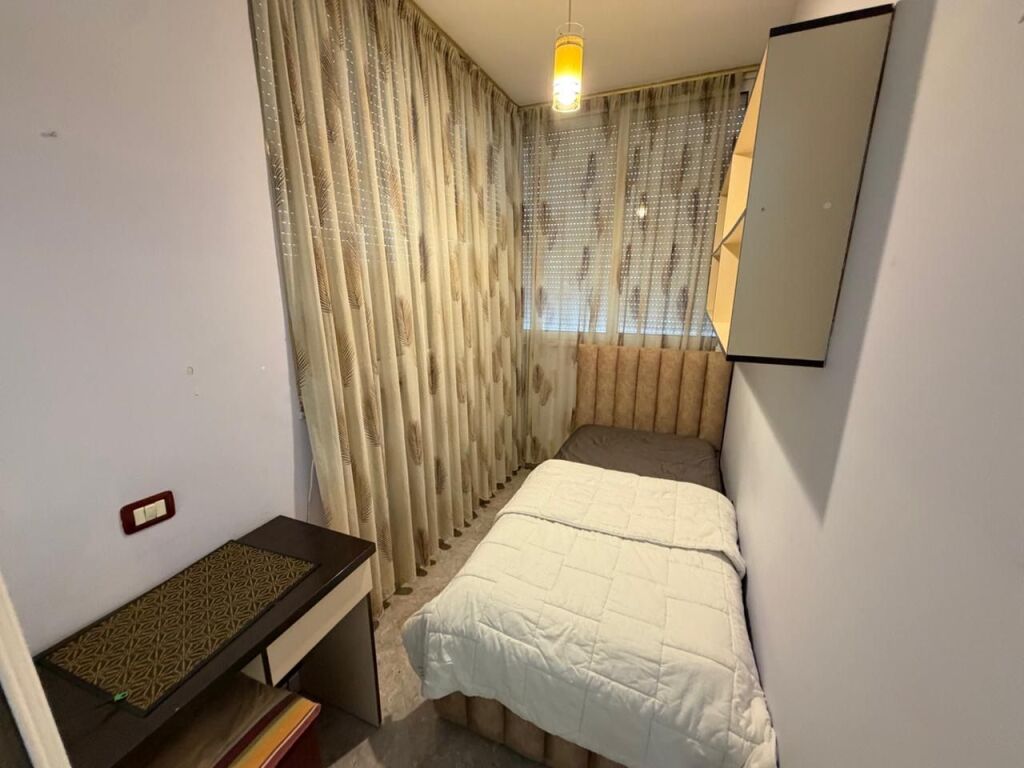 🏡 Jepet me qira apartament 2+1 📍 Rruga Vace Zela, ish-Parku i Autobusëve  🏢 Kati 7, me ashensor 💶 Çmimi: 500€ / muaj  📲