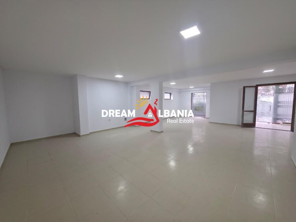 Jepet me qera ambient biznesi tek Kopshti Botanik prane Xhamise (ID 42711164)