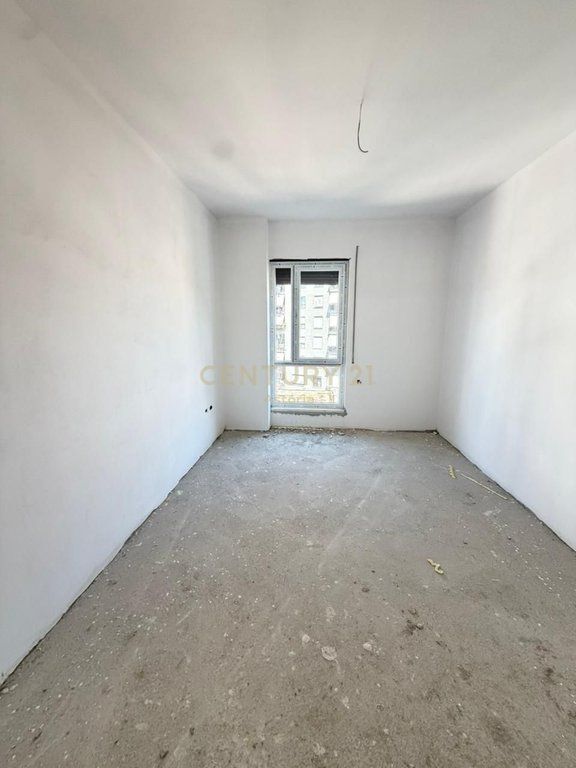 Apartament 2+1+2 në shitje, i pozicionuar në katin e 4-t të një ndërtimi të ri me ashensor