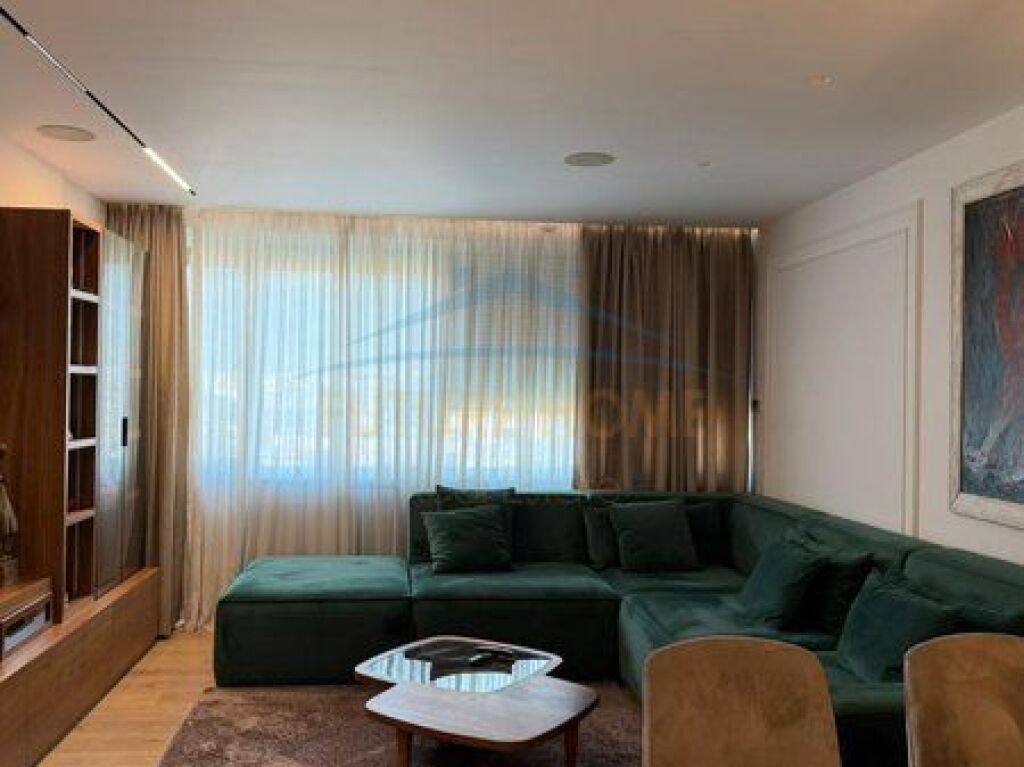 Shitet Apartament 3+1+2 + 2 Poste Parkimi, Rruga e Elbasanit