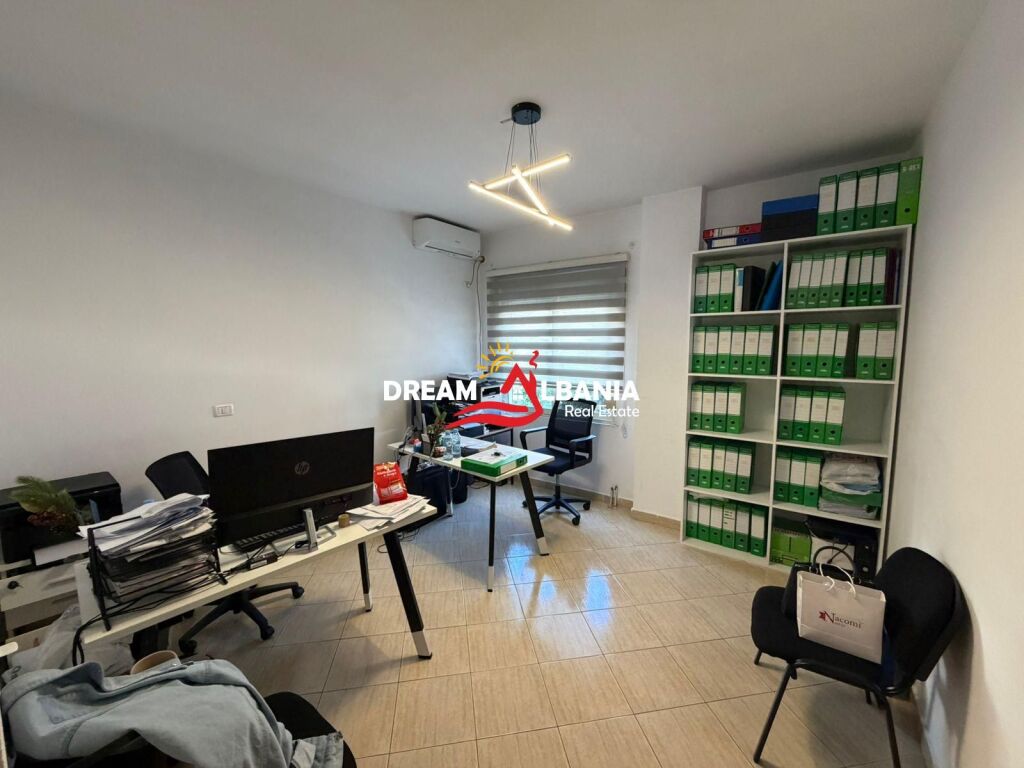 Ufficio arredato in affitto presso il Comune di Parigi, vicino al Kristal Center (ID 42611531)

