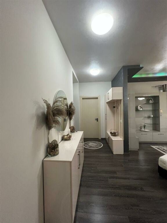 Shitet apartament 2+1+2 tualete ngjitur me kompleksin Delijorgji tek "Coco Bar".