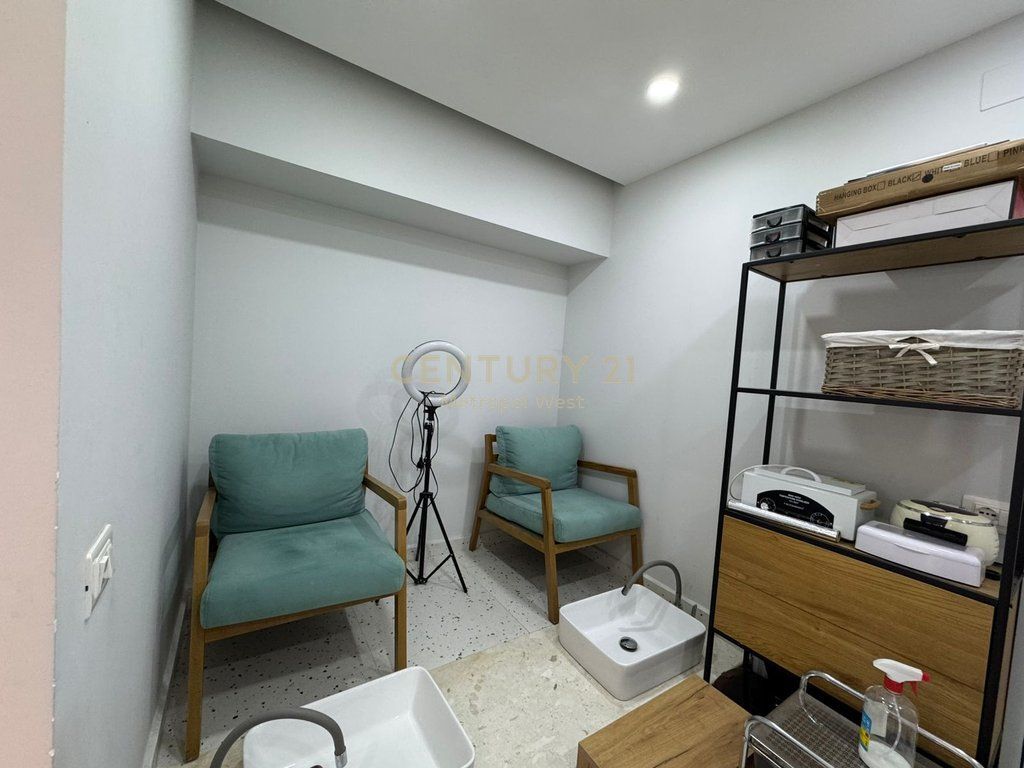 Locale Commerciale (Nails Room) in Affitto, Scuola di Balletto!