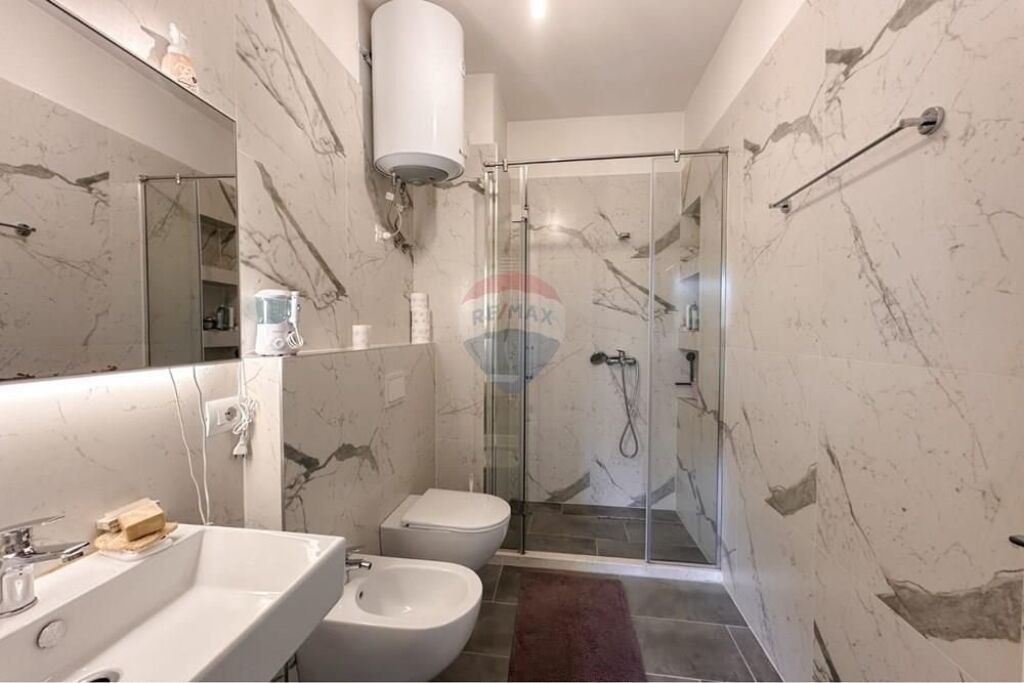 Esclusivo! Nella zona di Porcelani a Gotech viene offerto un appartamento 2+1+2 in vendita.