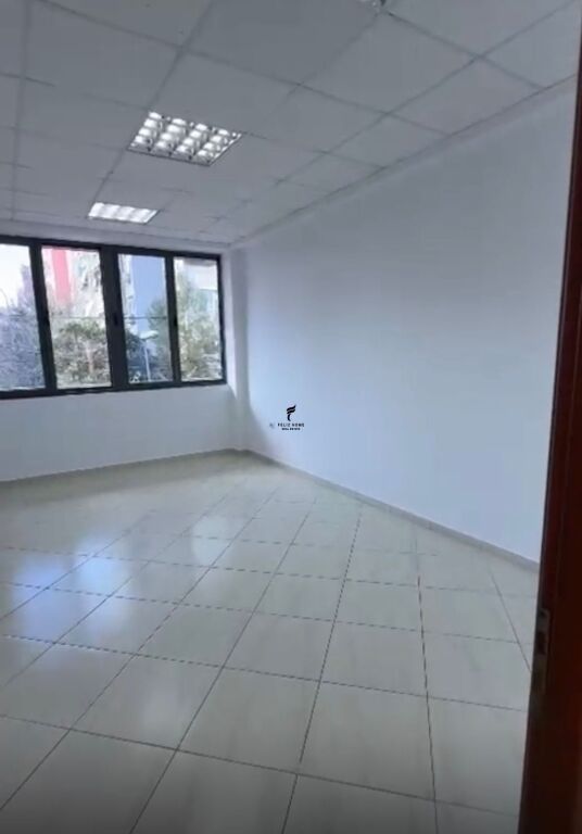 OFFICE FOR RENT 132 M2 LAPRAKE 150,000 LEKE FH-71473