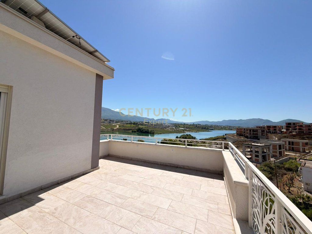 Vilë luksoze me pamje panoramike nga Liqeni i Farkës