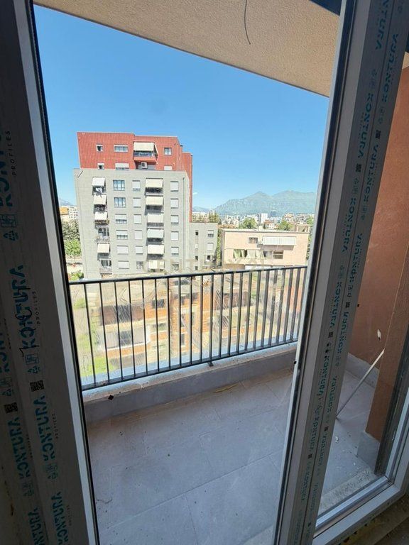Apartament 2+1+2 në shitje, i pozicionuar në katin e 4-t të një ndërtimi të ri me ashensor