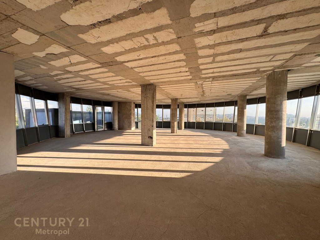 BUILDING FOR RENT 3000 M2+15 PARKING SPACES, PORCELAIN!
