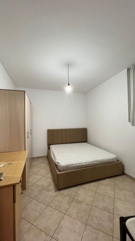 Affittasi 1+1 presso Komuna e Parisit