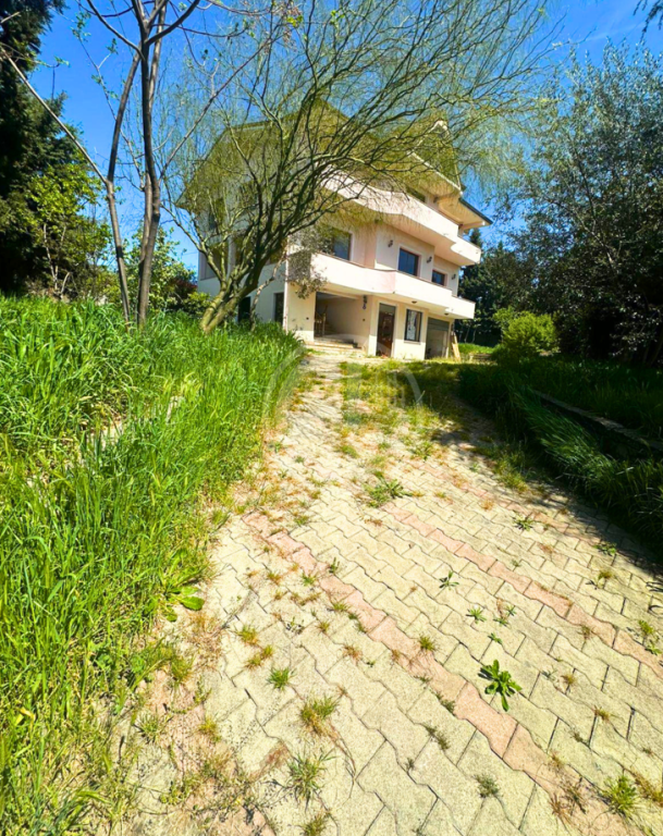 Terreno + edificio in vendita a Rrashbull, sulla strada principale – opportunità ideale per affari