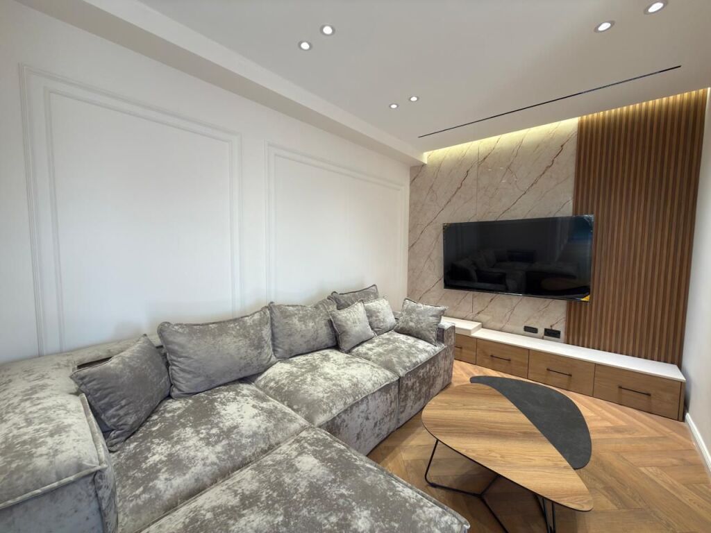 Shitet, Apartament 2+1+ Ballkon, ” Pallati me Shigjeta ”, Tiranë.