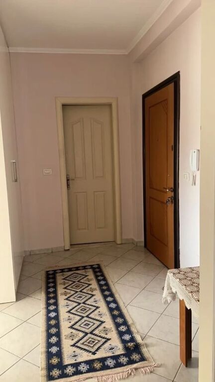 Apartament 1+1 qera, Astir