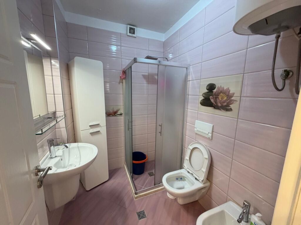 🏡 Jepet me qira apartament 2+1 📍 Rruga Vace Zela, ish-Parku i Autobusëve  🏢 Kati 7, me ashensor 💶 Çmimi: 500€ / muaj  📲