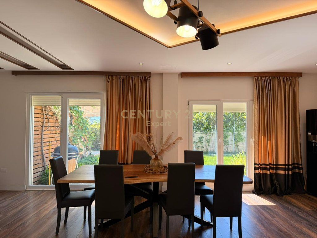 Vilë luksoze me pamje panoramike nga Liqeni i Farkës