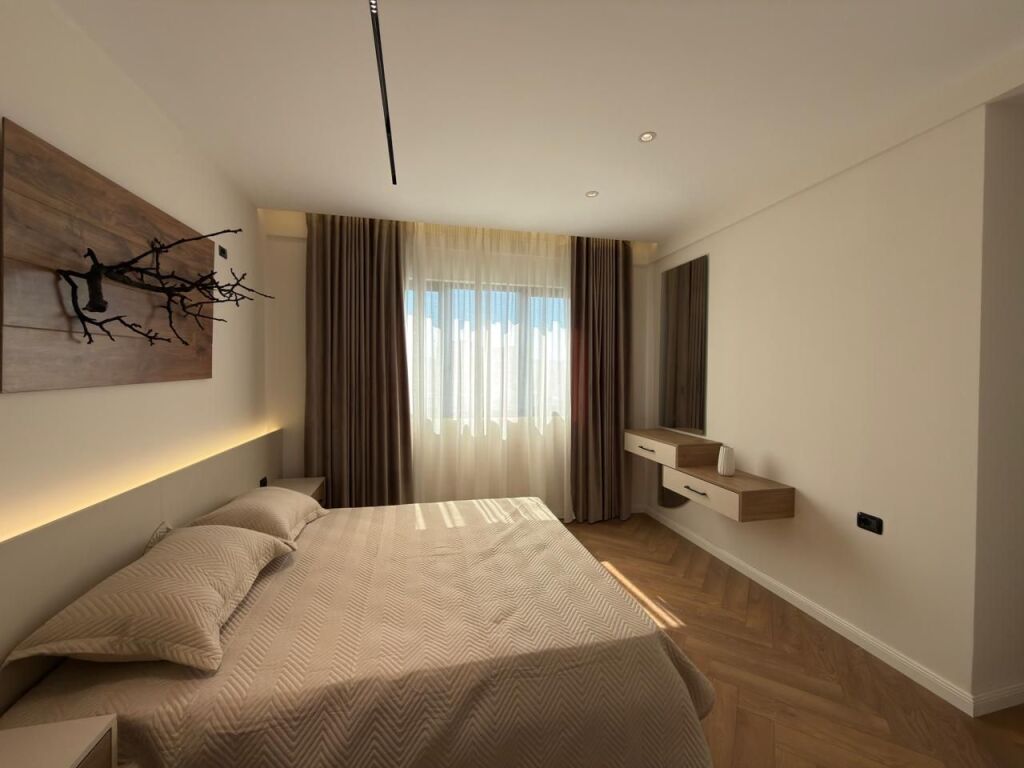 Shitet, Apartament 2+1+ Ballkon, ” Pallati me Shigjeta ”, Tiranë.