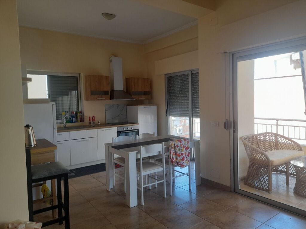 Jepet me qera 3+2 mobiluar liqeni thate + parking 849 eu