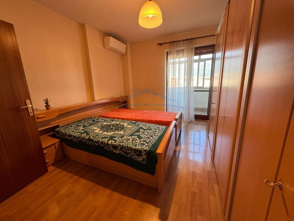 Shitet, Apartament 2+1, Rruga e Barrikadave, Tiranë.