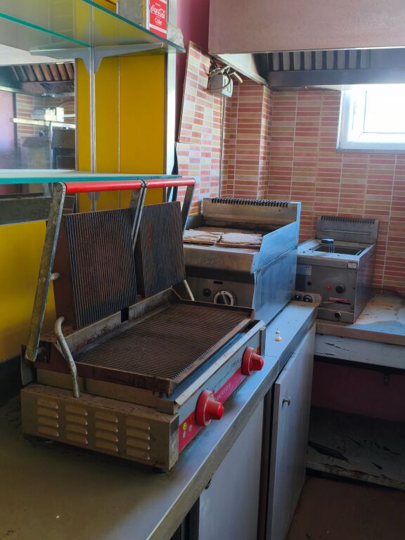 Locale commerciale in affitto in Albania — Durazzo (zona Golem), 65 m², vicino al mare