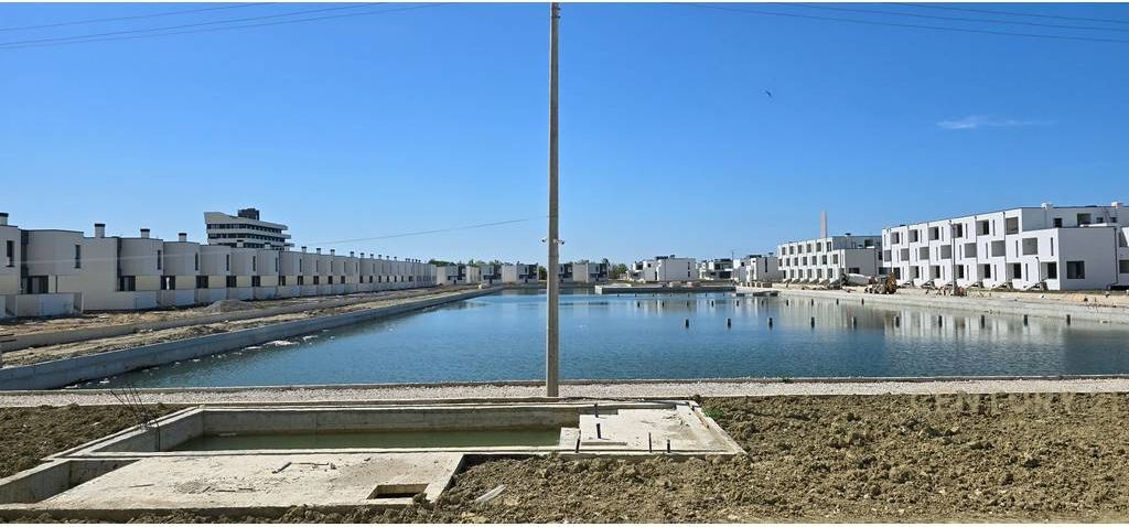 VILE ME PISHINE TE TURQUOISE MARINA, GJIRI I LALEZIT!