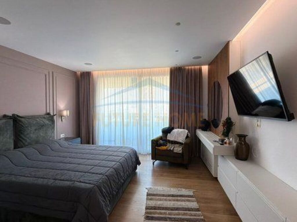 Shitet Apartament 3+1+2 + 2 Poste Parkimi, Rruga e Elbasanit