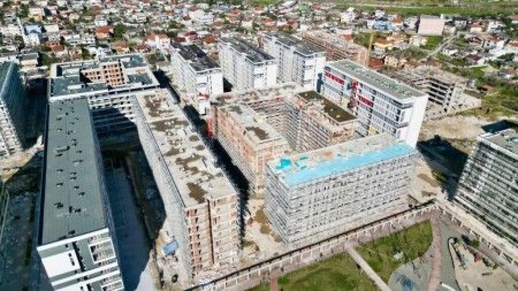 Tek Univers City, Shitet Apartament 3+1+2, Me Planimetri Dhe Hapesira Te Bollshme !