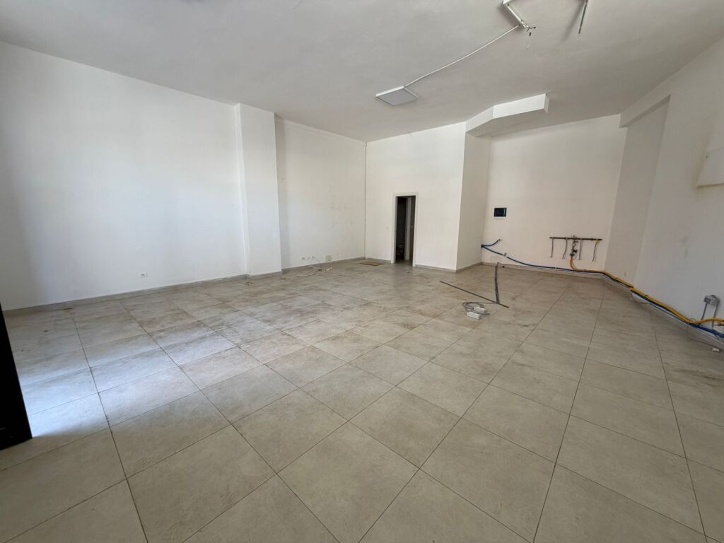 Commercial space for rent at Bulevardi Ri