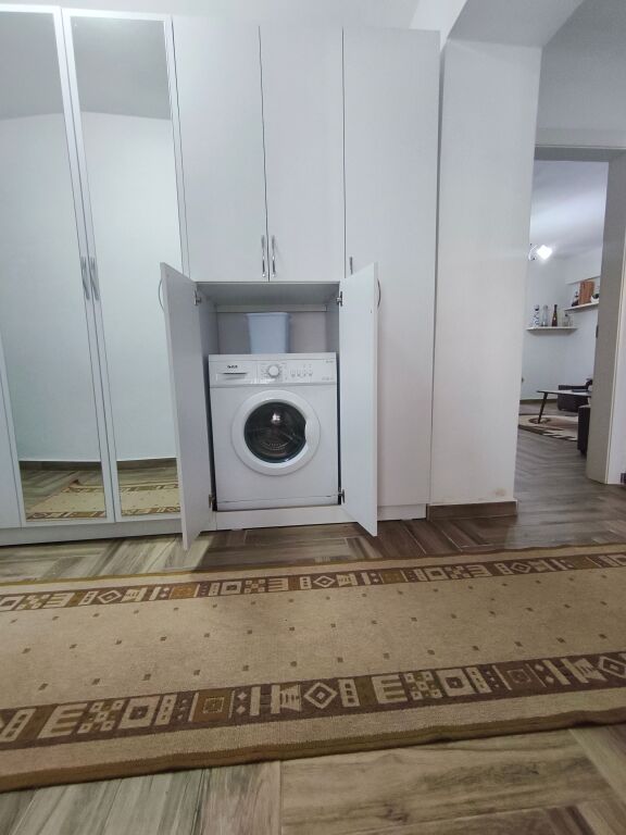 Apartament modern 2+1 i rinovuar plotësisht në qendër të Durrësit
