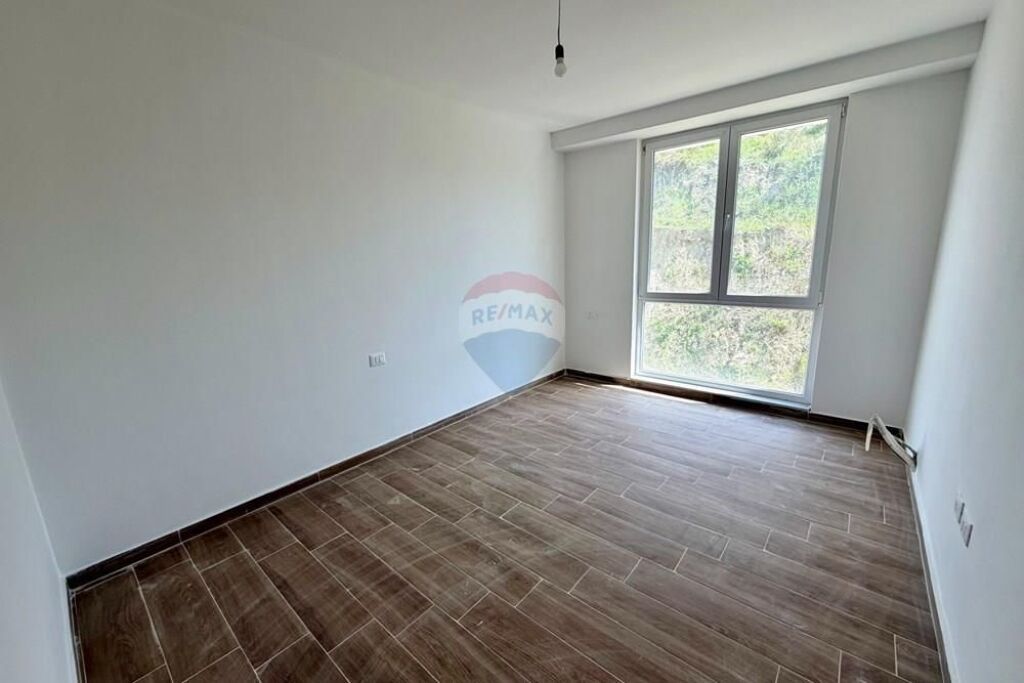 Apartament - Për Qira - Rruga 5 Maji, Tiranë