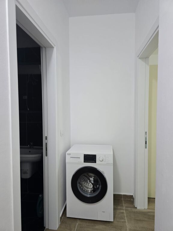 Apartament me Qira 1+1 – Ali Demi, përballë Shkollës "Kushtrimi i Lirisë"