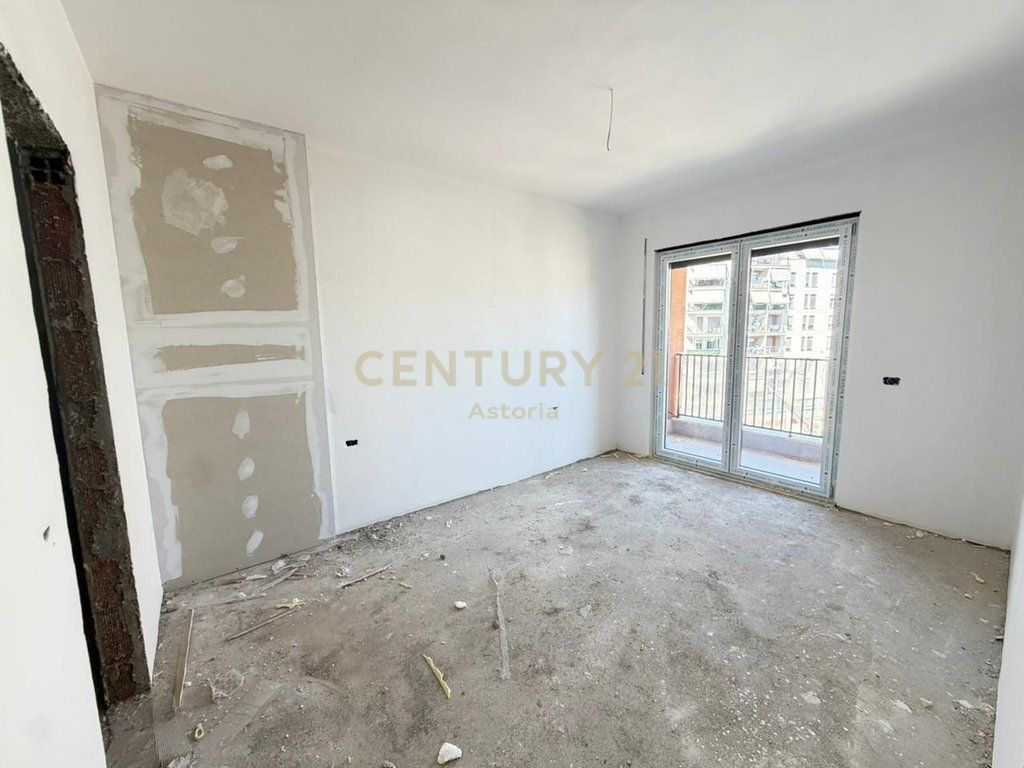 Apartament 2+1+2 në shitje, i pozicionuar në katin e 4-t të një ndërtimi të ri me ashensor