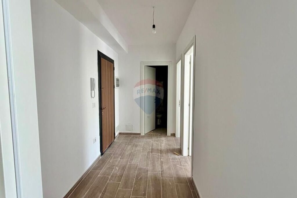 Apartament - Për Qira - Rruga 5 Maji, Tiranë