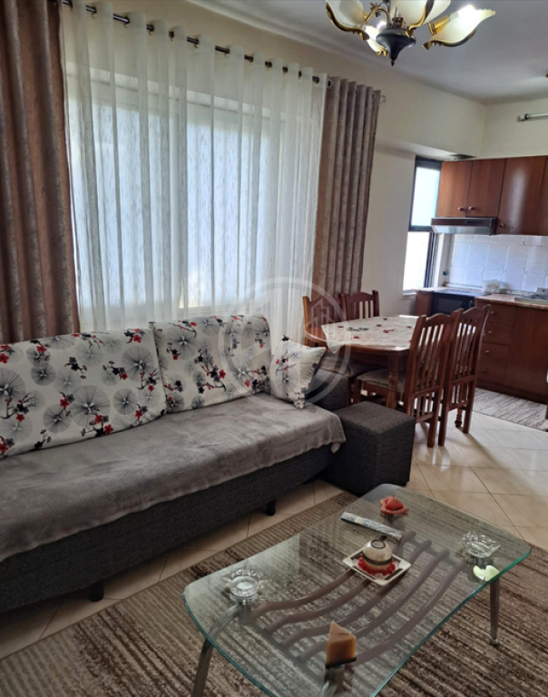 Shitet apartament 1+1 pranë Spitalit Amerikan