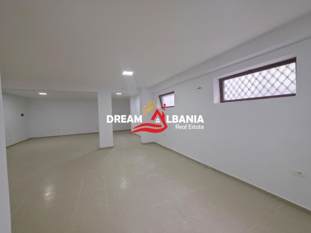 Jepet me qera ambient biznesi tek Kopshti Botanik prane Xhamise (ID 42711164)