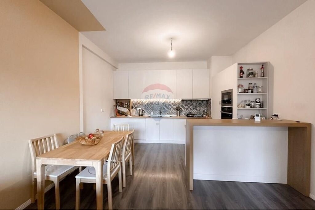 Esclusivo! Nella zona di Porcelani a Gotech viene offerto un appartamento 2+1+2 in vendita.