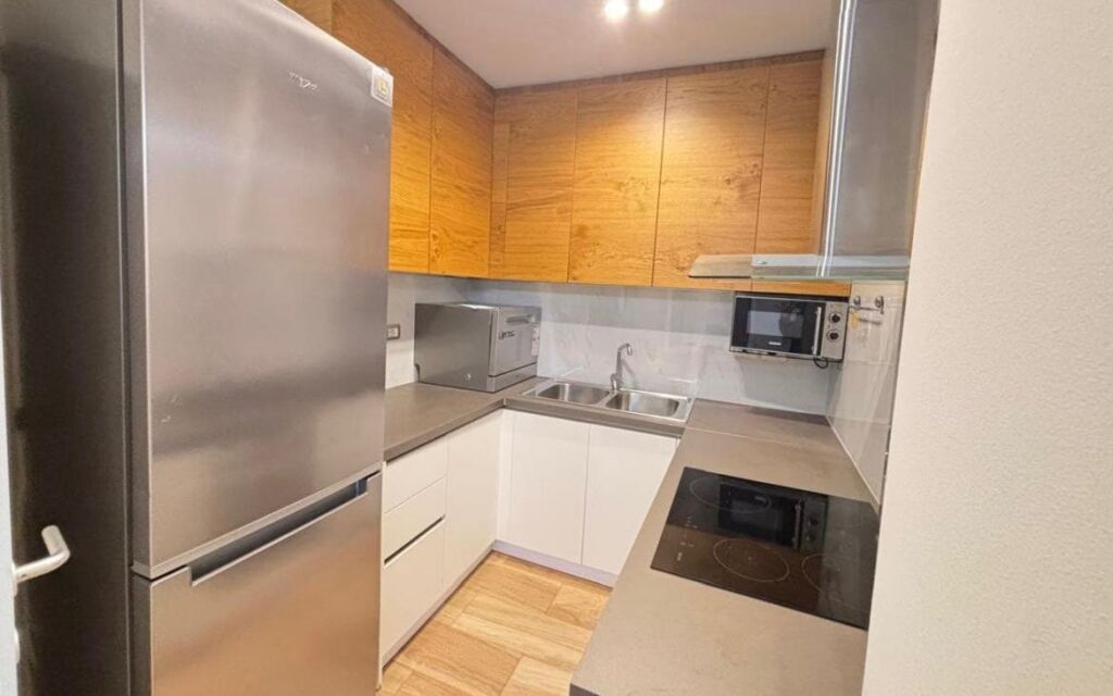 🏢A few minutes away from the “Partizani” High School, a 3+1 furnished apartment is for rent. 85,000 Leke