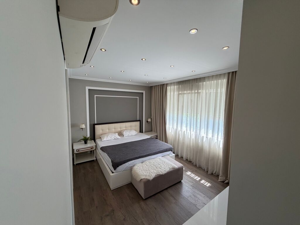 Apartment 2+1+2 + wardrobe for rent, on the 3rd floor, in the FZ Complex near the Dry Lake.  The apartment is furnished in a contemporary style and offers comfortable living conditions.  💰 Price: 1000€/month 🚗 Parking available for an extra fee  For more information or a visit, contact privately.