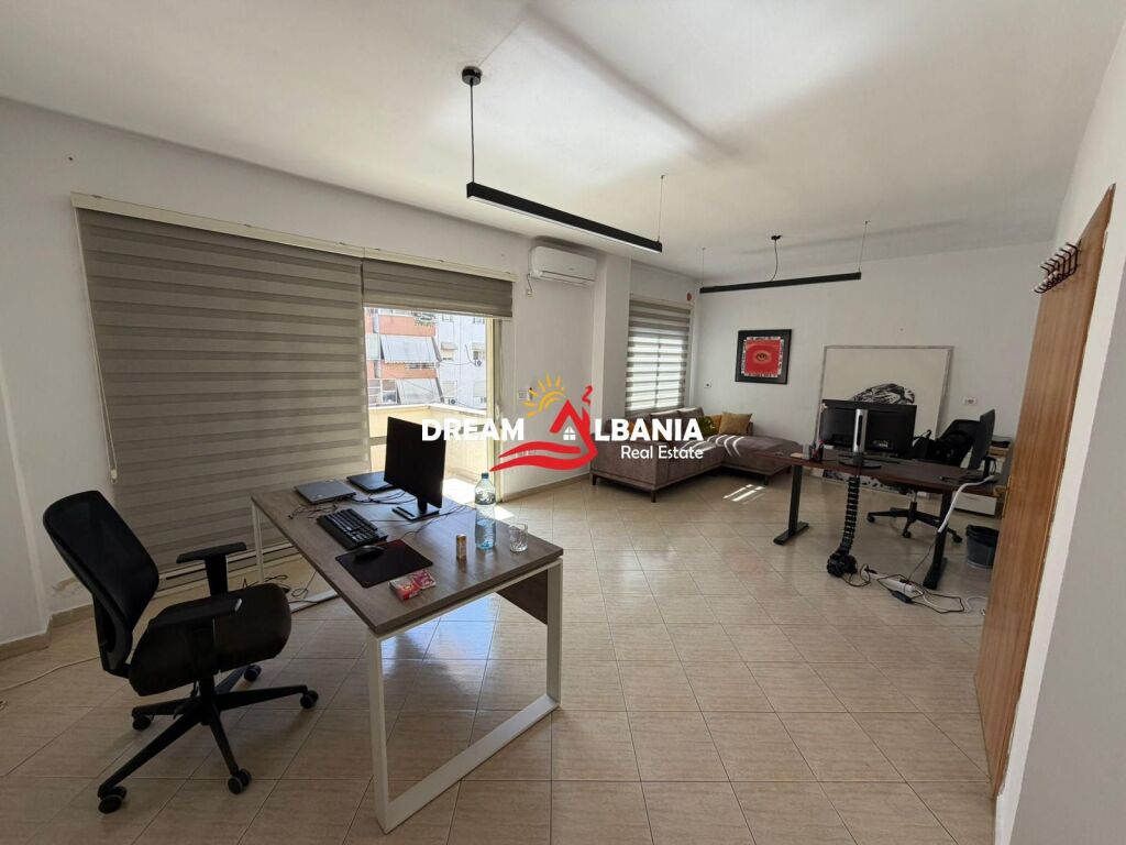 Ufficio arredato in affitto presso il Comune di Parigi, vicino al Kristal Center (ID 42611531)
