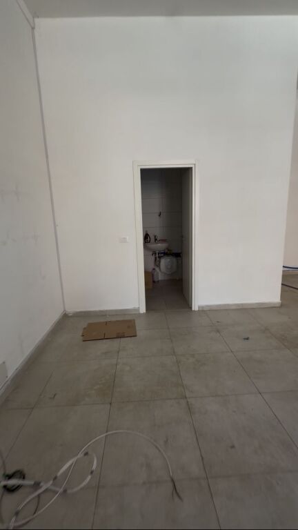 Commercial space for rent at Bulevardi Ri