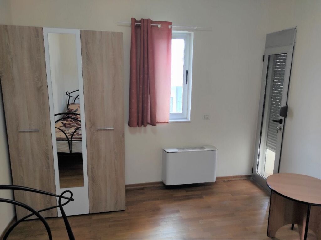 Jepet me qera 3+2 mobiluar liqeni thate + parking 849 eu