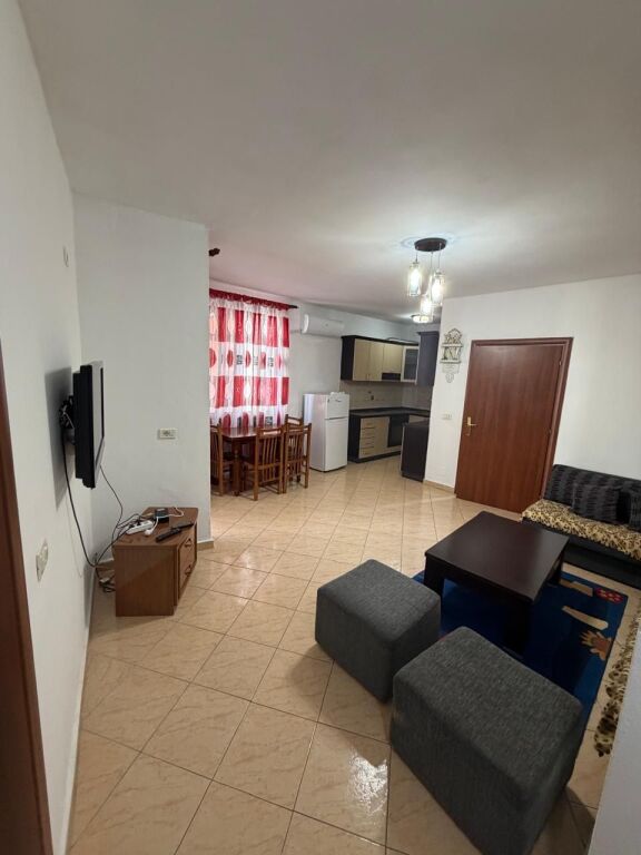 jepet me qera apartament 1+1 i mobiluar tek pallati me shigjeta