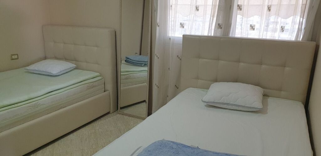 🏢Via Congresso di Manastir, vicino al Liceo Andon Zako Cajupi, affittasi appartamento, 1+1, arredato. 42.000 Lek.  