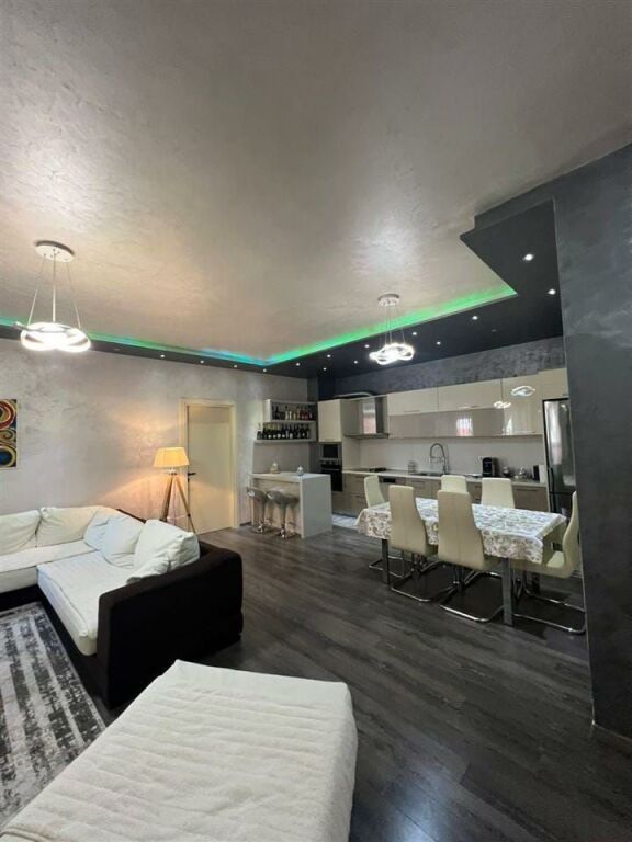 Shitet apartament 2+1+2 tualete ngjitur me kompleksin Delijorgji tek "Coco Bar".