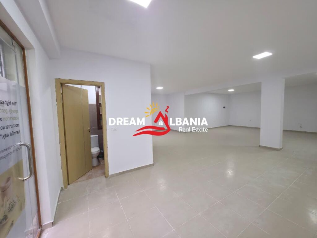 Jepet me qera ambient biznesi tek Kopshti Botanik prane Xhamise (ID 42711164)