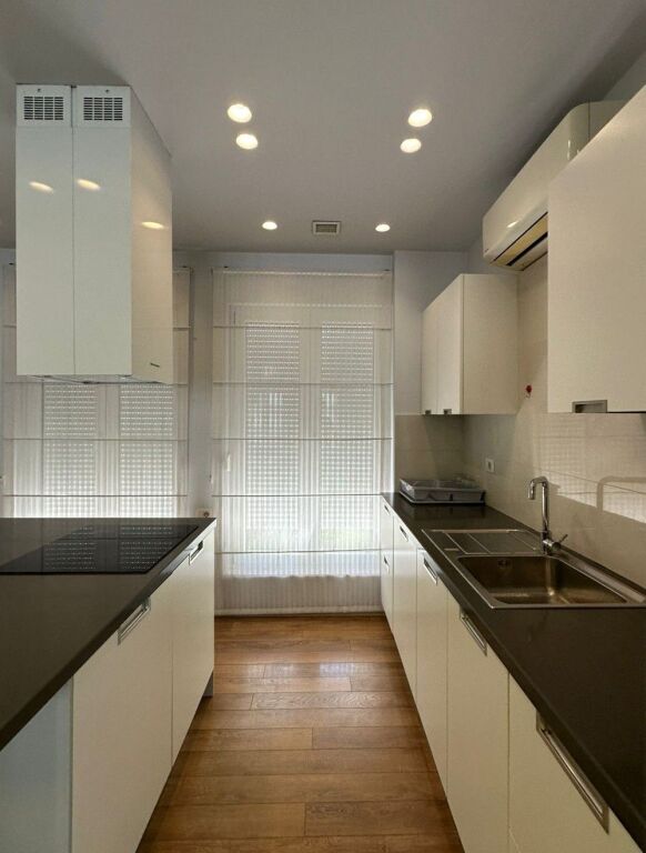 JEPET ME QIRA VILË 4-KATËSHE – White House, TEG