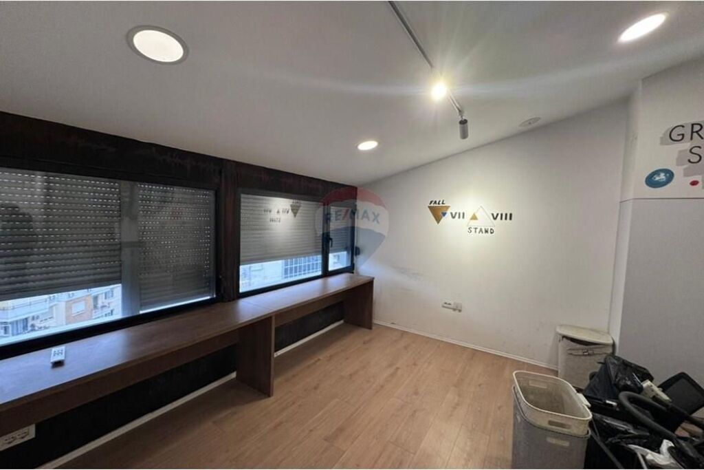 Ambient Zyrash per qira ne Rr.Todi Shkurti, Tregu elektrik i vjeter.