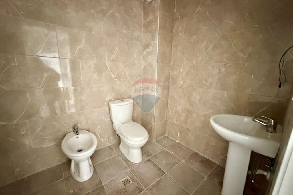 Apartament - Për Qira - Rruga 5 Maji, Tiranë