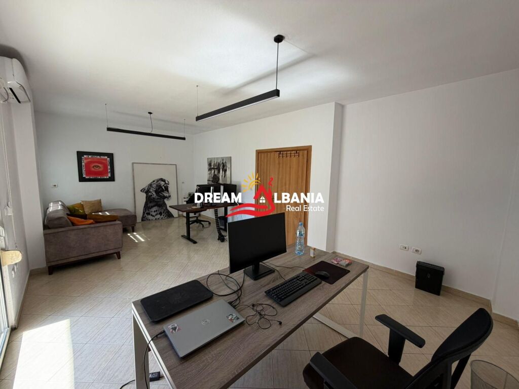 Ufficio arredato in affitto presso il Comune di Parigi, vicino al Kristal Center (ID 42611531)
