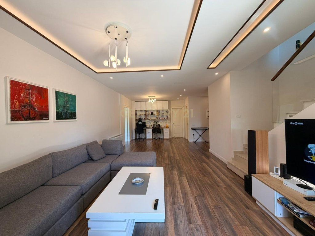 Vilë luksoze me pamje panoramike nga Liqeni i Farkës