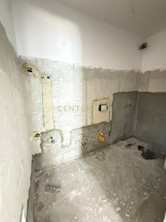 Apartament 2+1+2 në shitje, i pozicionuar në katin e 4-t të një ndërtimi të ri me ashensor