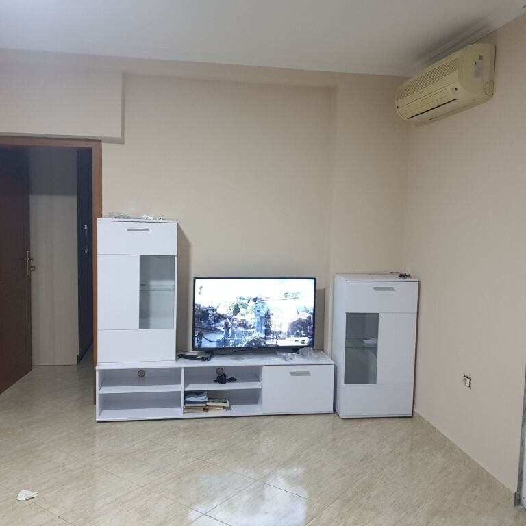 🏢Via Congresso di Manastir, vicino al Liceo Andon Zako Cajupi, affittasi appartamento, 1+1, arredato. 42.000 Lek.  